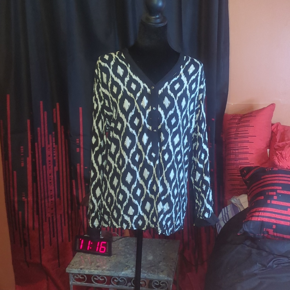 Women's Violet & Claire Black & White Patterned V-Neck Large Top